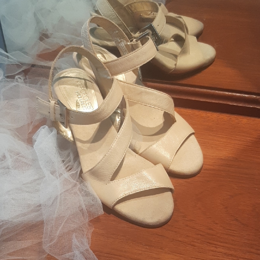 AEROSOLES Heelrest NWOT Beige/Gold🌟 Leather Strappy Sandals Size 8